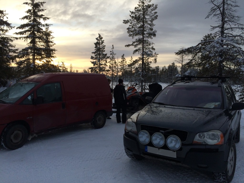 Vi lastade av i gryningen på parkeringen i Ledvats